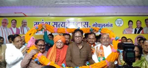 बिहार : महंत सत्यदेव दास सहित कई लोगों ने भाजपा की सदस्यता ग्रहण की